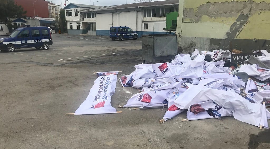 CHP'li aday adayının pankartları akşam asıldı, sabah söküldü 20 CHP'li aday adayının pankartları akşam asıldı, sabah söküldü 7
