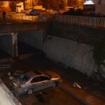 Virajı alamayan otomobil su kanalına düştü 12