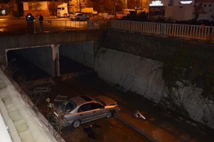 Virajı alamayan otomobil su kanalına düştü 24