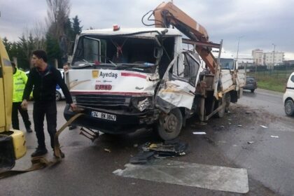 Vinçler çarpıştı, 1 kişi yaralandı 21