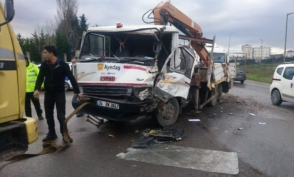 Vinçler çarpıştı, 1 kişi yaralandı 20 Vinçler çarpıştı, 1 kişi yaralandı 7