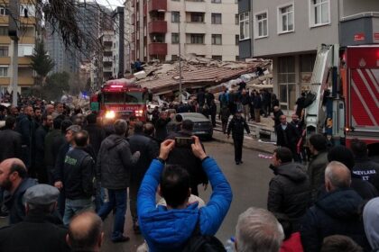 Kartal'da 8 katlı bina çöktü. Ölü ve yaralılar var! 25
