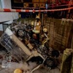 Çocuğa çarpmamak için manevra yapan araç bahçeye uçtu 13