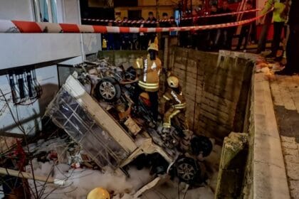 Çocuğa çarpmamak için manevra yapan araç bahçeye uçtu 23