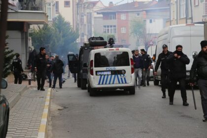 Sarıgazi'de sokak ortasında taşlı sopalı kavga 22