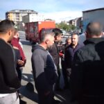 Arkadan çarptıkları aracı soydular 12