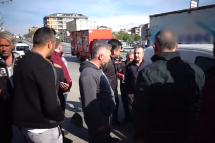 Arkadan çarptıkları aracı soydular 25