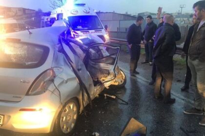 Servis minibüsü ile otomobil çarpıştı: 4 ağır yaralı! 25