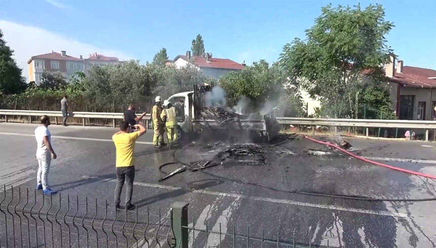 Parke yüklü araç alev alev yandı 11