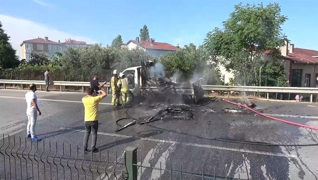 Parke yüklü araç alev alev yandı 20 Parke yüklü araç alev alev yandı 7