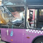 Halk otobüsü hafriyat kamyonuna çarptı: 1 yaralı 13