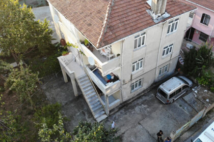 Depremin ardından çatlaklar oluşan bina boşaltıldı 25