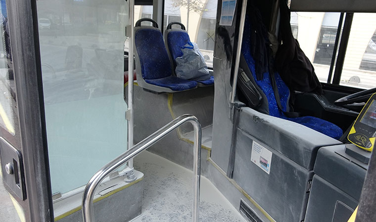 Koltuğa yaslanınca... Otobüste yangın tüpü paniği! 11