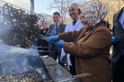 Gelenekselleşen “Hamsi Festivali” nde 5 ton hamsi dağıtıldı 21