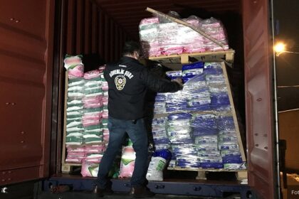 Sancaktepe'de tonlarca kaçak temizlik maddesi ele geçirildi 23