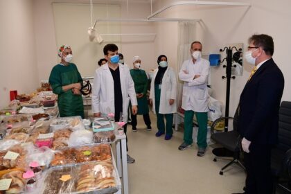 Öğretmen ve kursiyerlerden hastane çalışanlarına jest 25