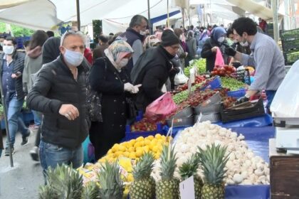 Sosyal mesafeyi umursayan yok! Zabıta maske dağıtmak ile yetindi! 18