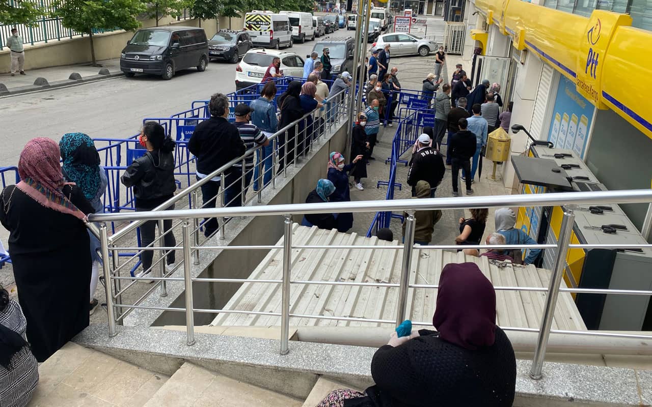 Sarıgazi'deki PTT önünde metrelerce kuyruk 7