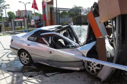 Samandıra'da kaza: Otomobil hurdaya döndü! 23