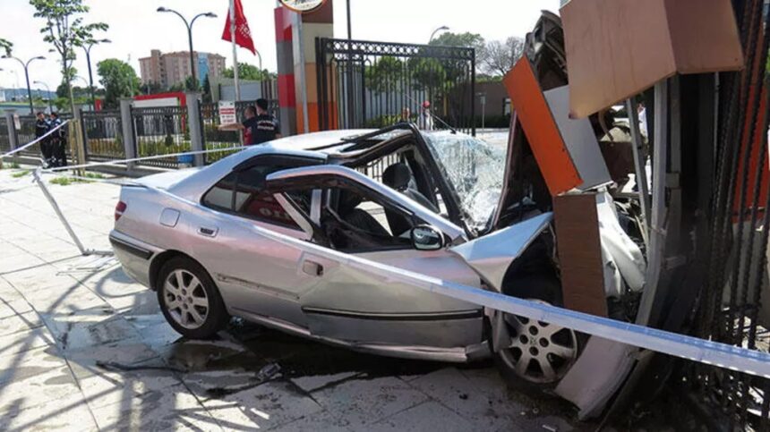 Samandıra'da kaza: Otomobil hurdaya döndü! 11