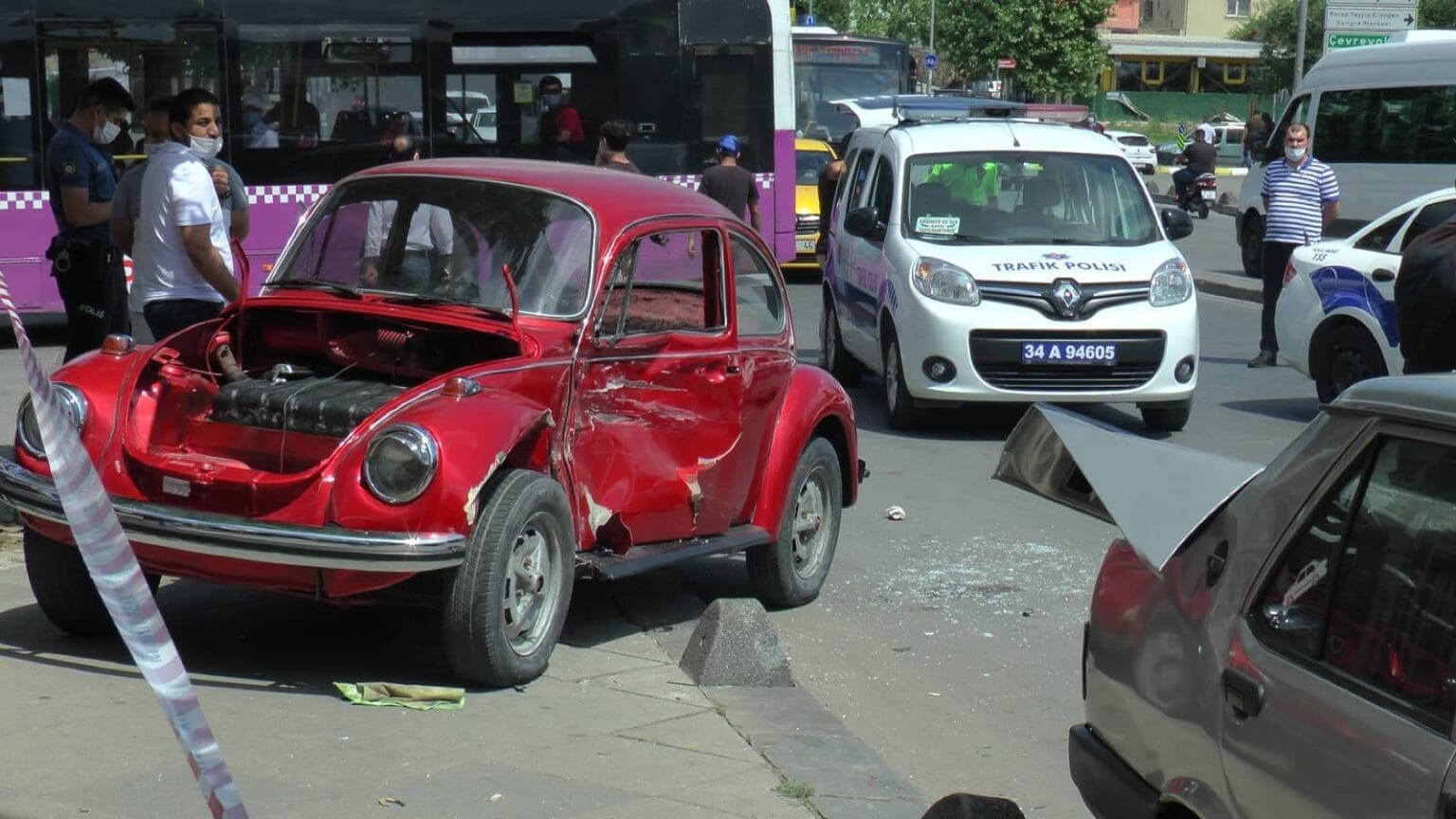 Ehliyetsiz sürücü, zincirleme kazaya sebep oldu! 7