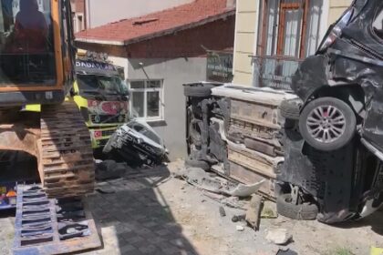 Samandıra'da TIR faciası! Önce 4 aracı biçti, sonra eve çarptı! 24