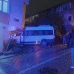 Yokuş aşağı kayan okul servisi evin duvarına çarptı 12