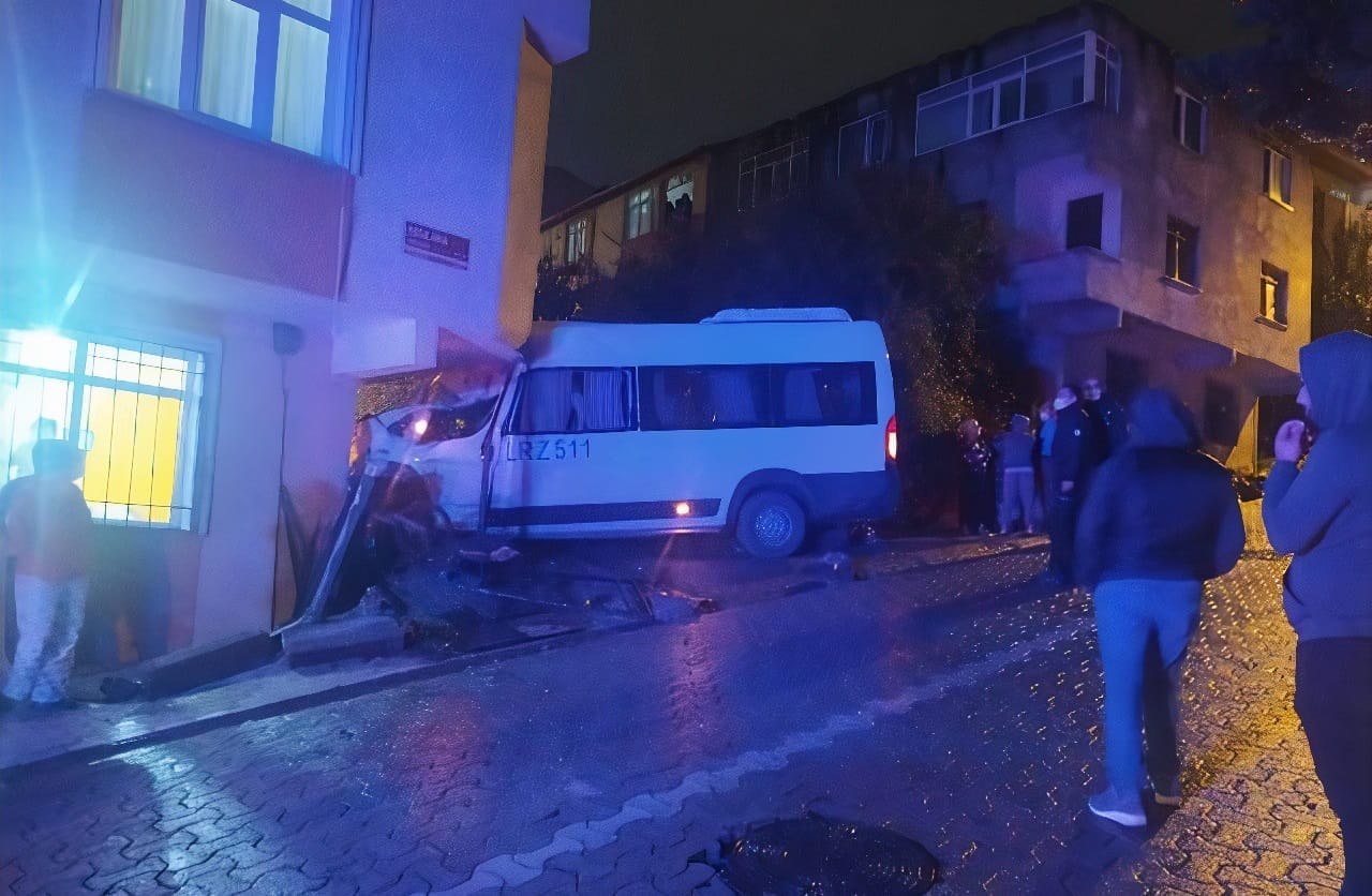 Yokuş aşağı kayan okul servisi evin duvarına çarptı 7