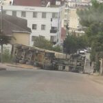 Toprak dökümü yapan kamyon devrildi 13