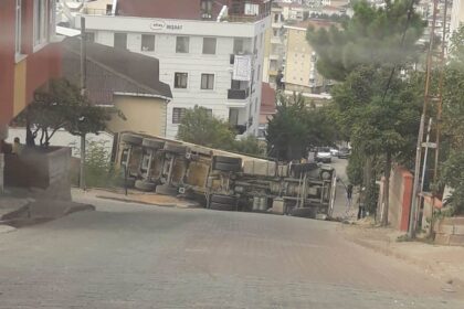 Toprak dökümü yapan kamyon devrildi 36