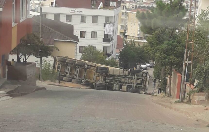 Toprak dökümü yapan kamyon devrildi 11