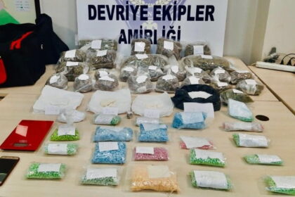 Kavga ihbarına giden polis uyuşturucu imalathanesi buldu! 21