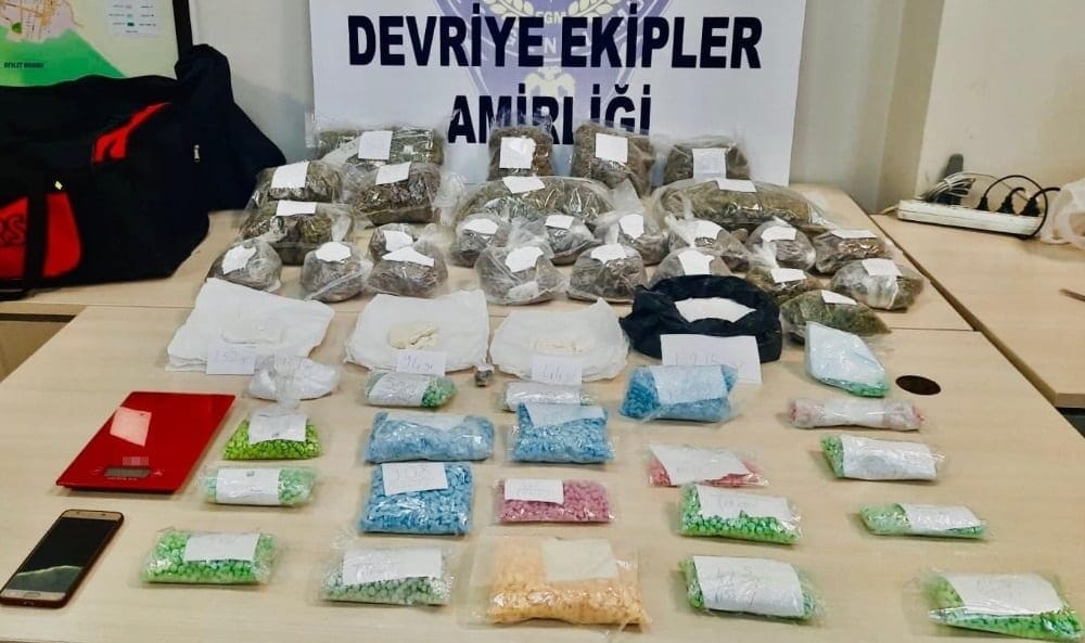 Kavga ihbarına giden polis uyuşturucu imalathanesi buldu! 7