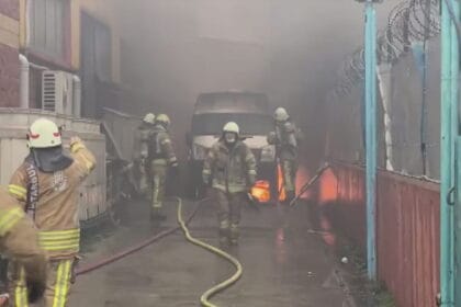 Fabrika bahçesinde alev alan şirket minibüsü panik yarattı! 21