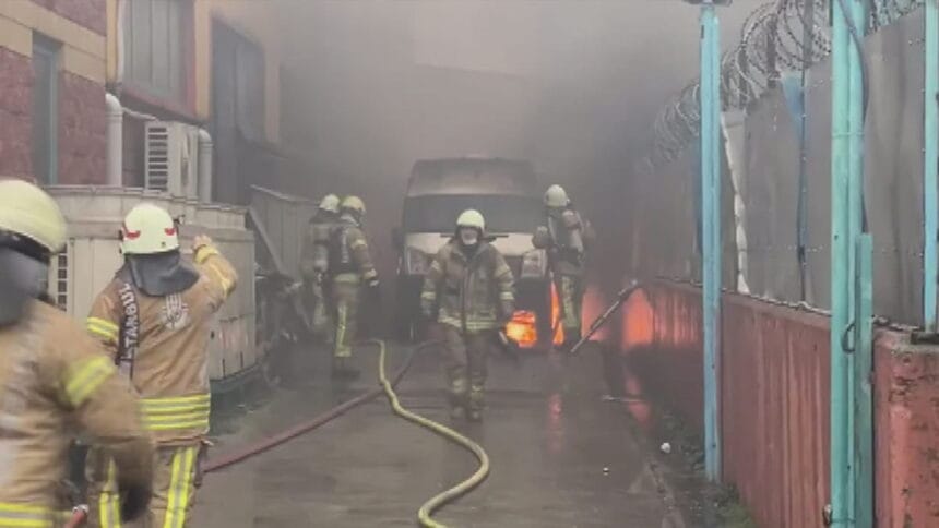 Fabrika bahçesinde alev alan şirket minibüsü panik yarattı! 11