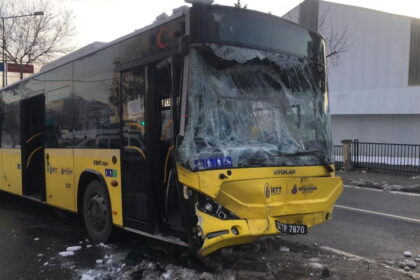 İETT otobüsü ve servis minibüsü çarpıştı: 7 yaralı 20