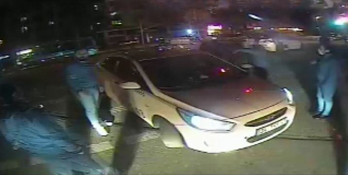 Tartıştıkları otobüs şoförünün yolunu kesip darp ettiler! 11