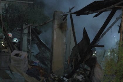 Faciadan dönüldü! Asansör yangınında mahsur kaldılar 24