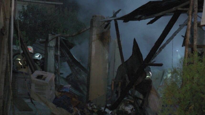 Faciadan dönüldü! Asansör yangınında mahsur kaldılar 11