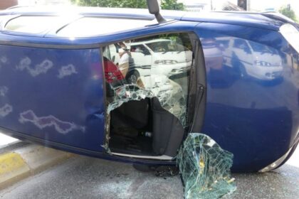 Çocuğa çarpmamak için manevra yaptı, takla attı 26