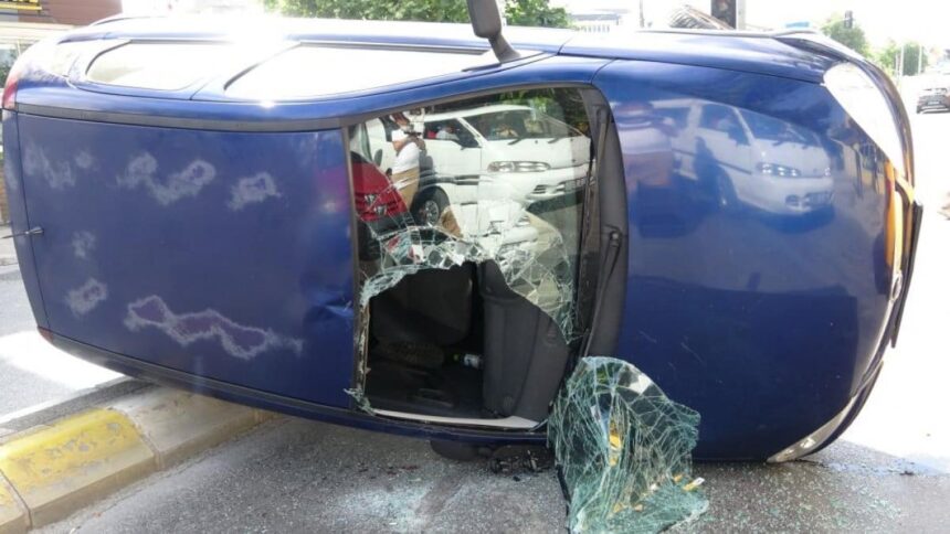 Çocuğa çarpmamak için manevra yaptı, takla attı 11