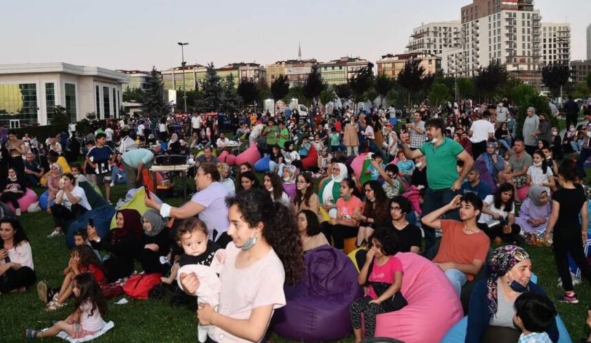 Sancaktepe Belediyesi'nden açık havada yazlık sinema aktivitesi 11
