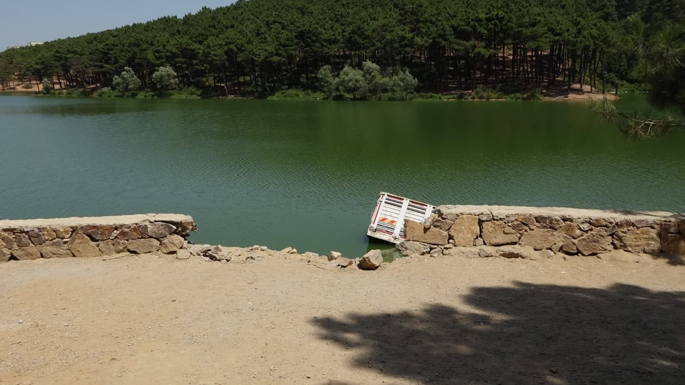 Freni patlayan kamyonetten son anda atladı 7