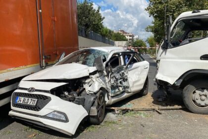 Refüjü aşıp otomobile girdi: 2 yaralı 18