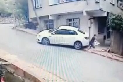 Yoldan geçerken kayan arabanın altında kaldı! 44