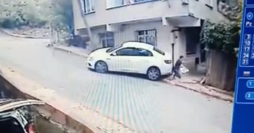 Yoldan geçerken kayan arabanın altında kaldı! 19