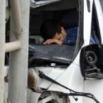 Tabela direğine çarpan kamyonet hurdaya döndü 12