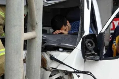 Tabela direğine çarpan kamyonet hurdaya döndü 30 pasakoy yon tabelasi kaza