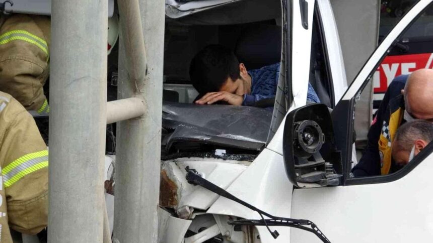 Tabela direğine çarpan kamyonet hurdaya döndü 11