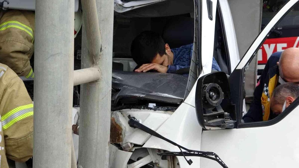 Tabela direğine çarpan kamyonet hurdaya döndü 11